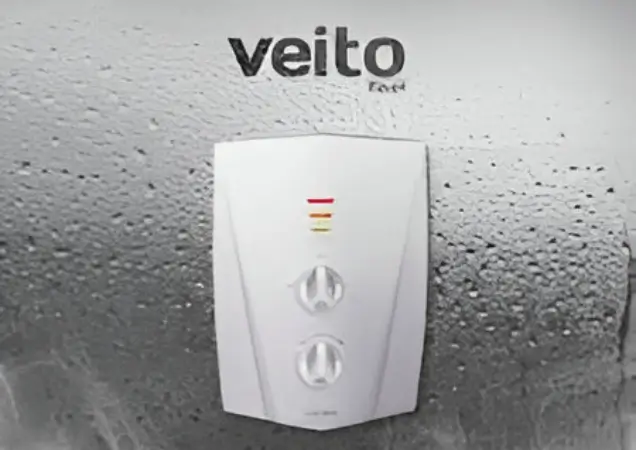 فني صيانة سخان فيتو أثناء الفحص باستخدام أدوات معتمدة