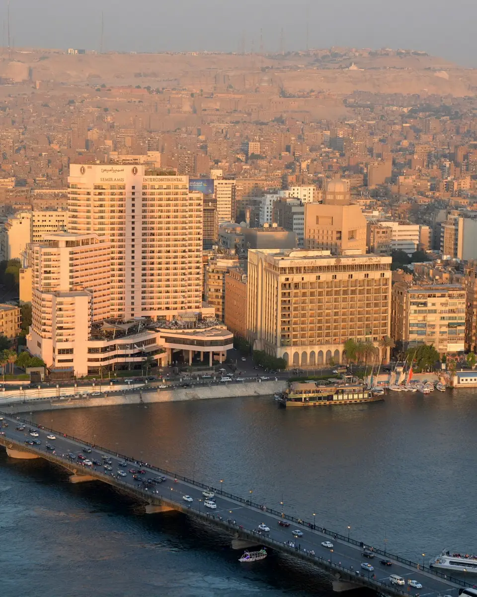 النيل والكباري والعمارات في القاهرة