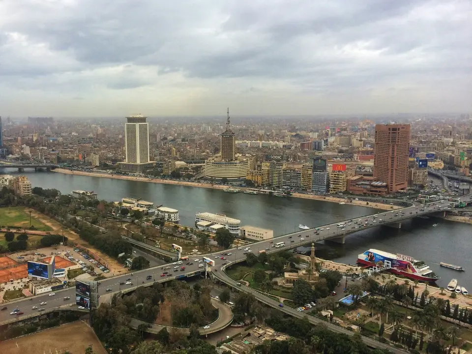 النيل وكوبري في القاهرة من فوق برج القاهرة