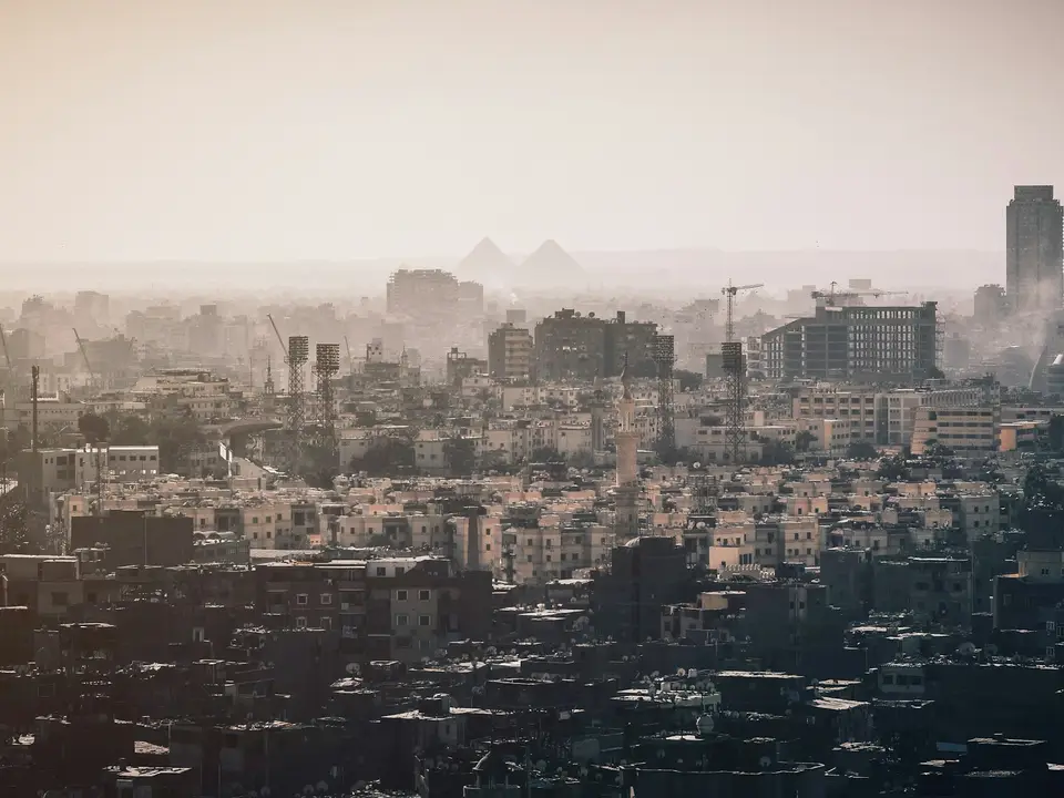 بيوت القاهرة والجيزة من فوق، والأهرامات ورا الشبورة