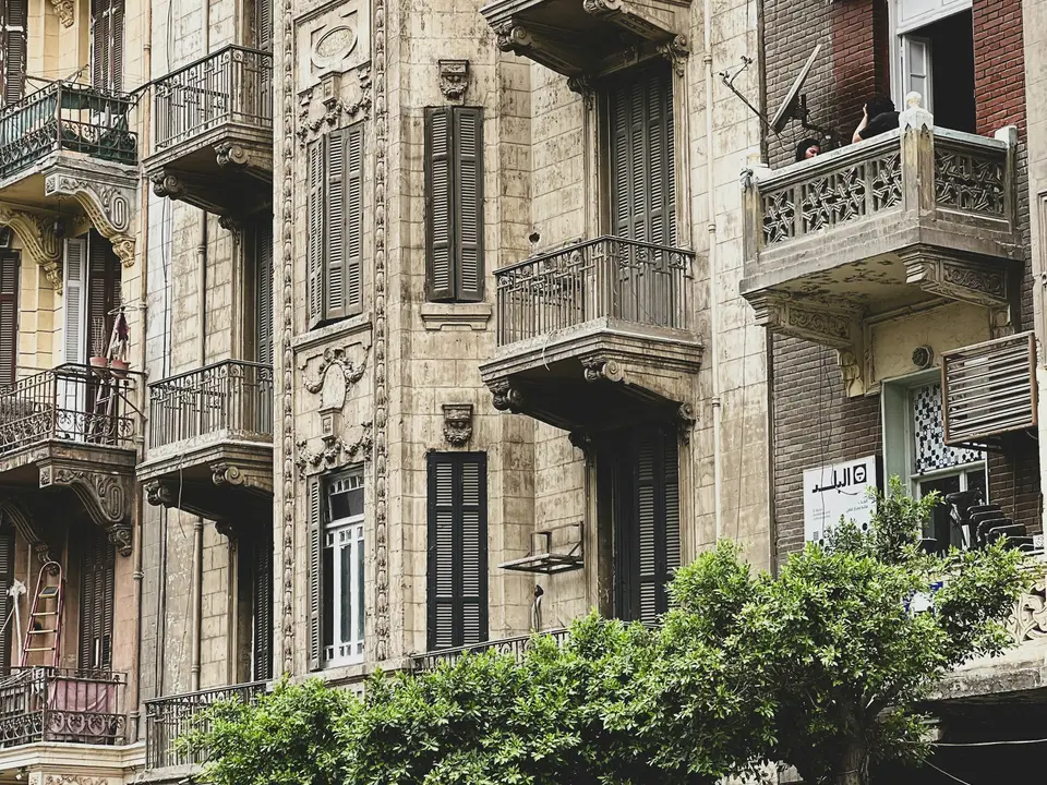 عمارة قديمة ببلكونات حديد في وسط البلد